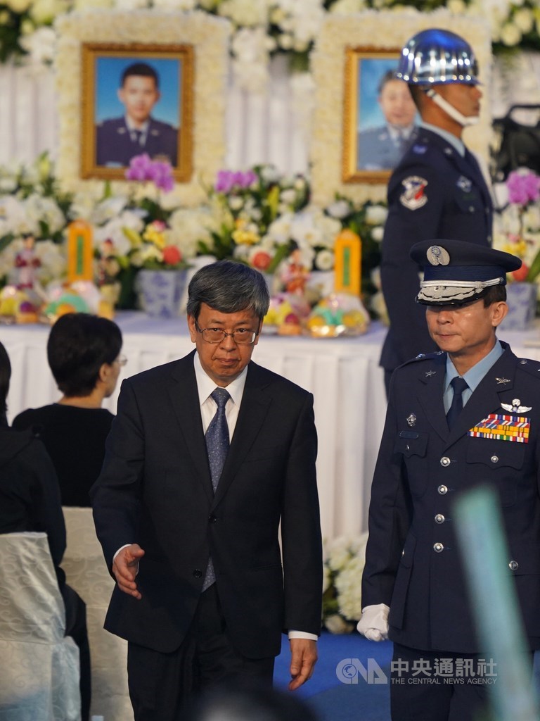 參謀總長沈一鳴上將等8名將士因黑鷹失事殉職,14日上午舉行聯合公奠儀式,副總統陳建仁(前左)出席致哀。中央社記者徐肇昌攝 109年1月14日