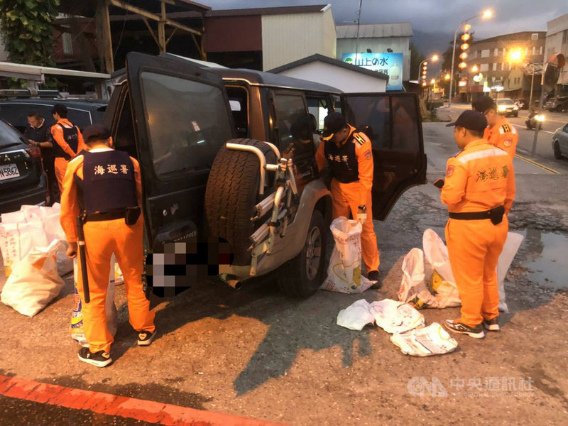東部分署第一二岸巡隊14日下午在花蓮立霧溪口北岸發現一輛行跡可疑的黑色廂型車,經盤查發現一名有盜採砂石前科的程姓女子車上裝有粉扁石,經秤重約600公斤。(第一二岸巡提供)中央社記者張祈傳真 109年1月15日