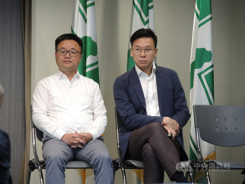 民進黨15日召開選後首場中常會,秘書長羅文嘉(左)說,已達成任務,工作該告一段落,接下來會配合黨主席卓榮泰,完成把人員歸建、年度預算編列、選戰經驗建檔等善後工作;至於下一步,羅文嘉與副秘書長林飛帆(右)都說,還沒思考。中央社記者葉素萍攝 109年1月15日