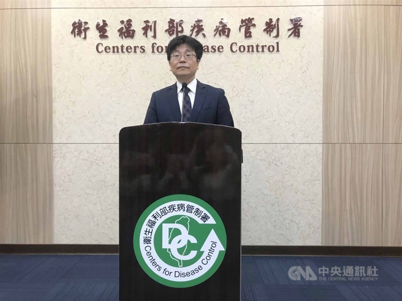 疾管署長周志浩(圖)15日舉行記者會表示,中國武漢當局證實肺炎疫情出現首宗夫妻檔病例,WHO也研判疫情可能「有限度人傳人」,意指一公尺內的近距離接觸,接觸時間長達10多分鐘,但一般日常生活接觸並不會輕易傳染。中央社記者張茗喧攝 109年1月15日