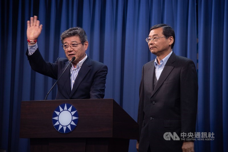 國民黨主席吳敦義向中常會請辭,國民黨15日召開中常會討論代理黨主席與代理秘書長人選,由中常委林榮德(左)擔任代理主席,國民黨立法院黨團總召曾銘宗(右)擔任代理秘書長。中央社記者林俊耀攝 109年1月15日