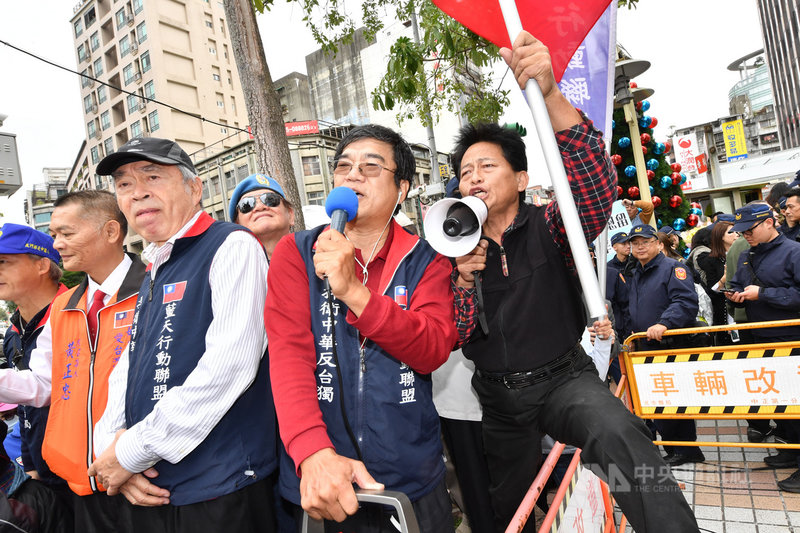 國民黨15日下午舉行中常會,場外聚集各路團體表達意見,現場也有警方維持秩序。中央社記者林俊耀攝 109年1月15日