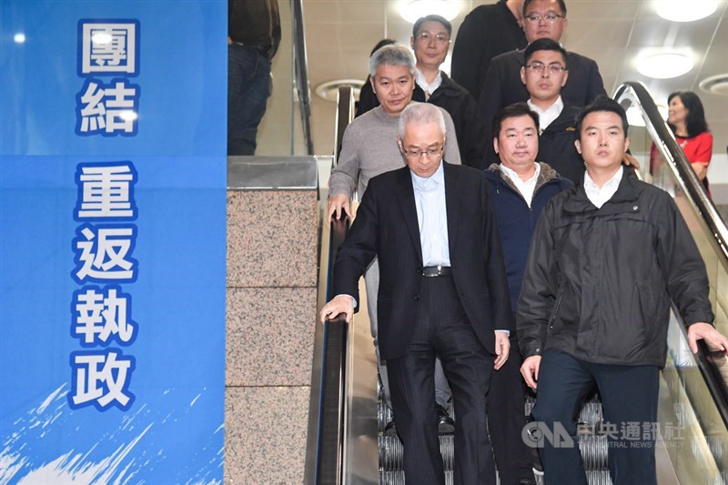 國民黨15日下午召開中常會,通過黨主席吳敦義(前左)請辭一案,會後吳敦義走下手扶梯低頭快速離去。中央社記者林俊耀攝 109年1月15日