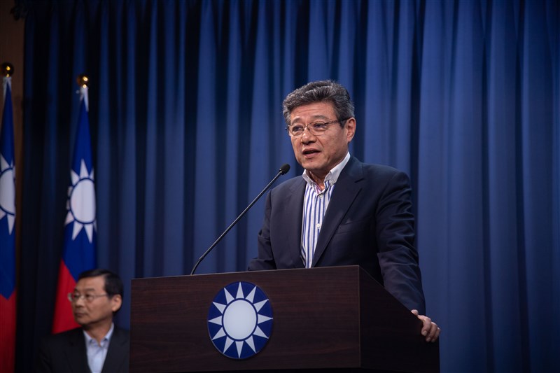 國民黨15日召開中常會討論代理黨主席與代理秘書長人選,由國民黨中常委林榮德(右前)擔任代理黨主席。 中央社記者林俊耀攝 109年1月15日