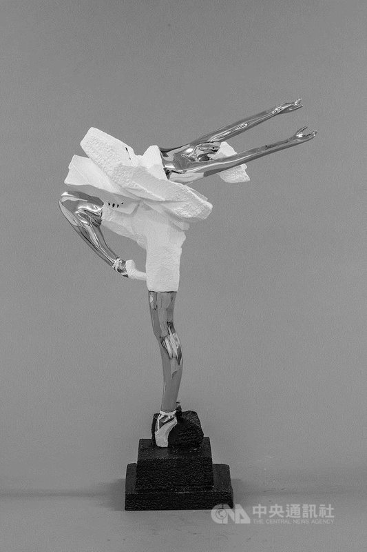 朱銘美術館完成年度歲修，18日將重新開館，因應東京奧運推出2020年度特展「創藝運動場」，展出藝術家朱銘「人間系列－芭蕾」等作品。（朱銘美術館提供）中央社記者鄭景雯傳真　109年1月15日