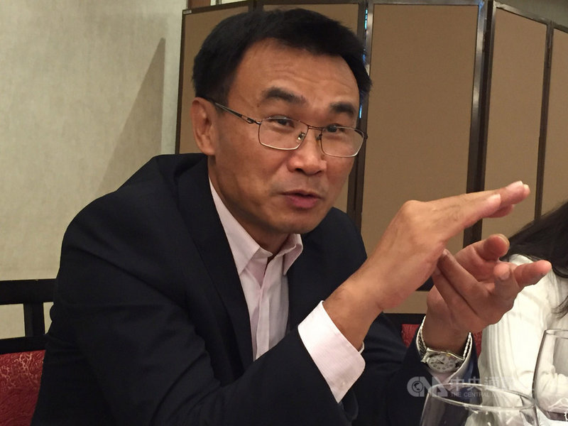 農委會主委陳吉仲16日表示,他認為現在養豬產業最重要任務是把非洲豬瘟阻絕境外、繼續守住,並讓口蹄疫拔針成功,順利在5月獲得世界動物衛生組織(OIE)宣布台灣為非疫區國,就可以外銷。中央社記者楊淑閔攝 109年1月16日