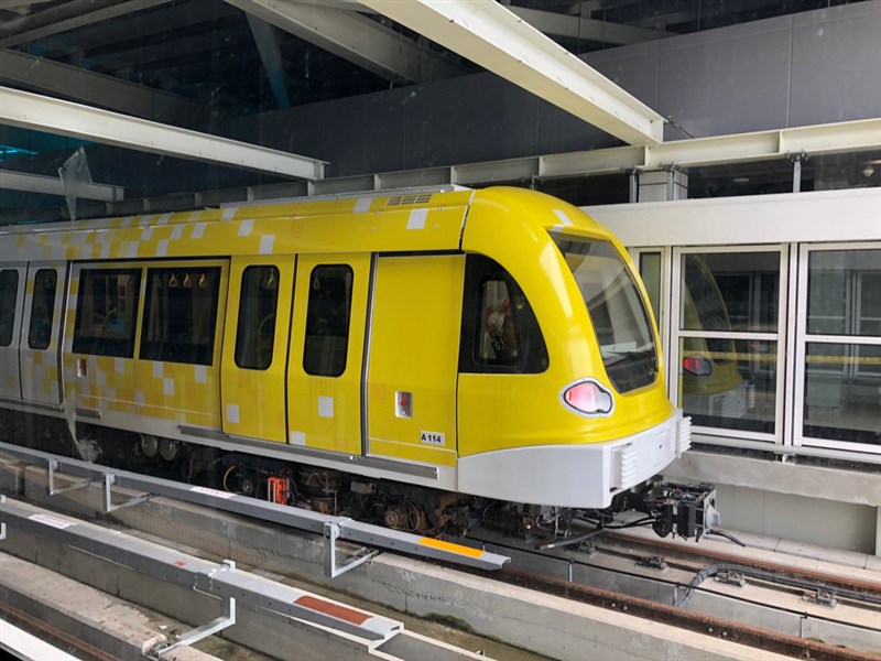 捷運環狀線列車以黃色為主色調,其中5列車外觀以大面積黃色搭配部分白色彩繪做設計,色彩鮮明。(新北市府捷運局提供)中央社記者葉臻傳真 109年1月16日