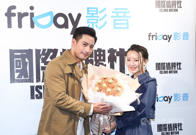 台灣首部政治劇「國際橋牌社」中,演員李杏(右)為詮釋角色,在劇組安排下與聲色場所的工作族群討教相關工作細節;演員周孝安(左)則飾演侍衛角色,與李杏有多段對手戲。(馬克吐溫影像提供)中央社記者陳秉弘傳真 109年1月16日