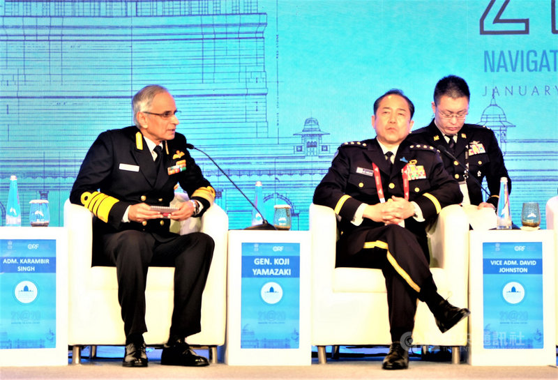 印度新任海軍司令辛赫(左)15日晚間在瑞辛納對話中座談,談到中國船艦在印度洋的力量,且入侵印度專屬經濟區,被印度海軍驅離。中央社記者康世人新德里攝 109年1月16日