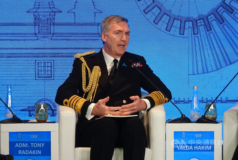 英國海軍參謀長拉達金15日晚間在瑞辛納對話中座談,表達英國對南海、台灣海峽航行自由的關切。中央社記者康世人新德里攝 109年1月16日