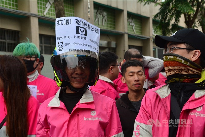 百餘名foodpanda食物外送員16日在新北市第二運動場前集結罷工抗議,高舉抗議白紙、呼口號陳情「抗議富胖達公司、朝令夕改、片面減薪、剝削外送員」。中央社記者黃旭昇新北攝 109年1月16日