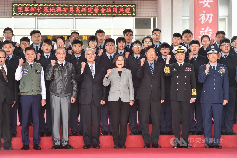 總統蔡英文(前右4)16日出席「新竹空軍基地興安專案新建營舍啟用典禮」,剪綵儀式後與國防部長嚴德發(前右3)、空軍司令熊厚基(前右)、國安會秘書長李大維(前左4)、退輔會主委馮世寬(前左3)、新竹市長林智堅(前左2)等人合影。中央社記者林俊耀攝 109年1月16日