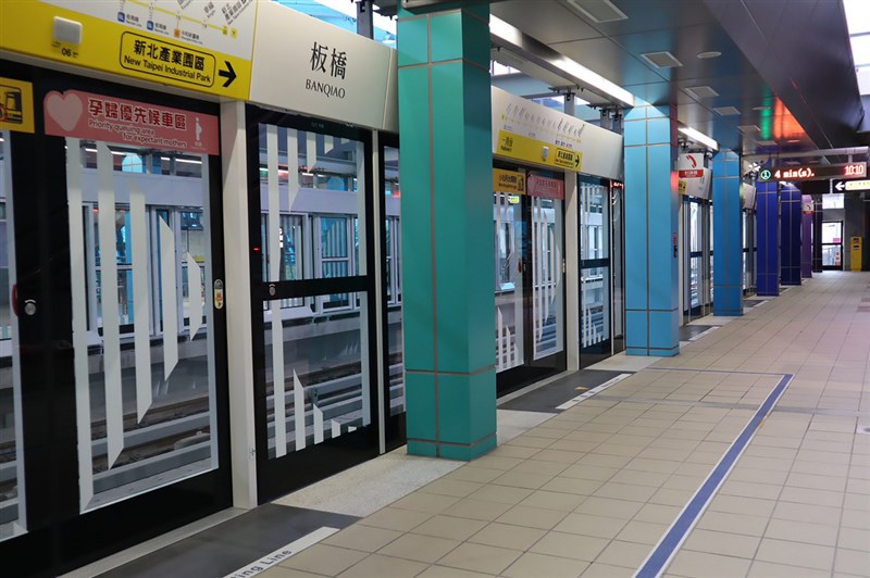 捷運環狀線板橋站設計上以高明度、高彩度色彩組合,透過LED燈光色彩,搭配晨昏變化,呈現七彩寶盒感。(新北市府捷運局提供)中央社記者葉臻傳真 109年1月16日