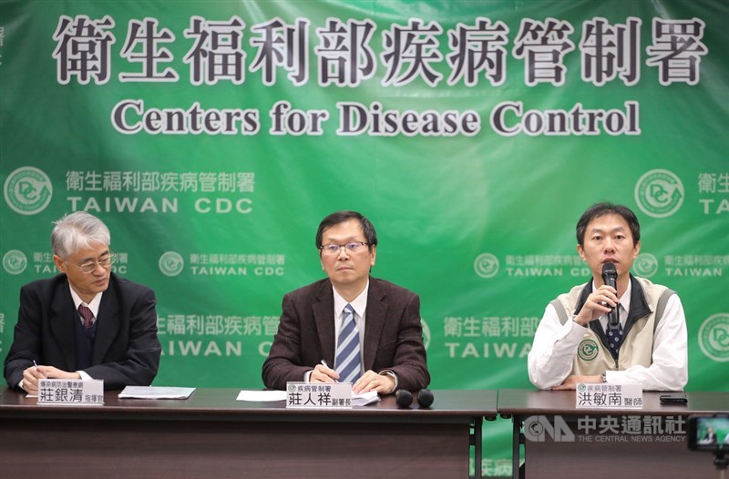 因應中國大陸武漢地區嚴重特殊傳染性肺炎疫情,疾管署16日下午召開記者會,由疾管署副署長莊人祥(中)、傳染病防治醫療網指揮官莊銀清(左)、疾管署醫師洪敏南(右)說明當地最新疫情發展與防疫應變作為。中央社記者裴禛攝 109年1月16日