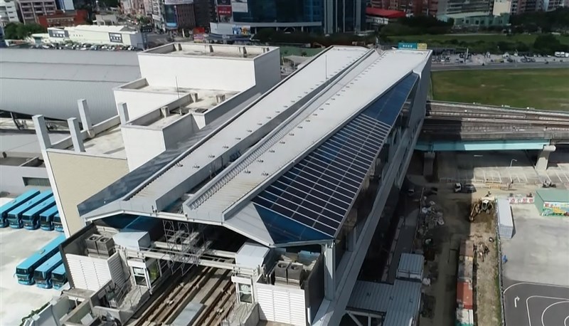 捷運環狀線新北產業園區站以銀白色為主題色,並加裝太陽能電板提供再生能源,整體以飛機造型呈現,太陽能光電板裝在機翼,設計感十足。(新北市府捷運局提供)中央社記者葉臻傳真 109年1月16日