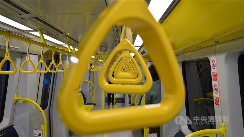 新北捷運環狀線將於19日起開放試乘,16日營運前環狀線車廂整備,以黃色系為主要基調,加大車窗面積,大量採進自然光。中央社記者黃旭昇新北攝 109年1月16日