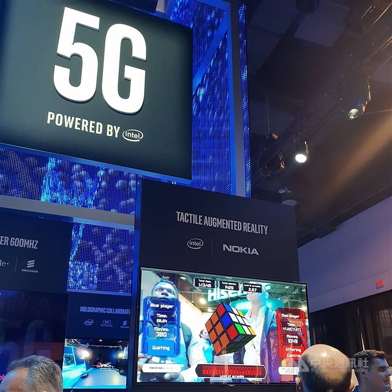 5G第一階段競標落幕,標金衝高至新台幣1380.81億元。業界認為,成本勢必轉嫁,未來資費若居高不下,消費者不買單,電信產業獲利受限,將是消費者、產業、國家3輸局面。(中央社檔案照片)
