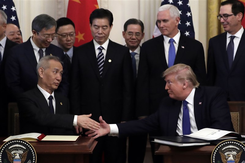 美國總統川普(前右)15日在白宮與中國國務院副總理劉鶴(前左)簽署第一階段貿易協議。(美聯社)