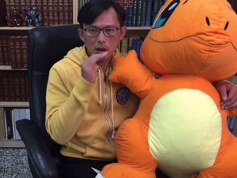 立委黃國昌確定無法繼續留任國會,他16日談及下一步時表示,除了開設律師事務所,也想轉戰當主持人。(圖取自黃國昌國會質詢YouTube網頁youtube.com)