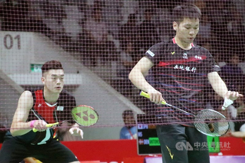 台灣羽球男雙李洋(右)和王齊麟(左)16日在印尼羽球大師賽險勝馬來西亞對手,拿下8強門票。中央社記者石秀娟雅加達攝 109年1月16日