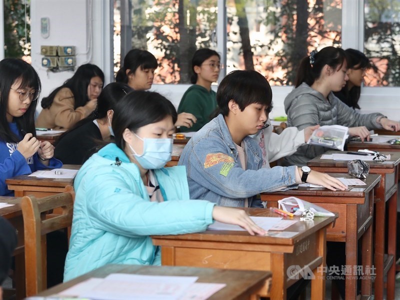 109學年度學科能力測驗第一天考英文、國文(選擇題)、社會。(中央社檔案照片)