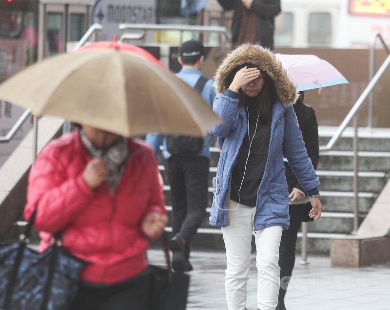 中央氣象局表示,受到大陸冷氣團及輻射冷卻影響,17日到19日清晨北部及東北部氣溫偏低,其他地區早晚亦冷,有10度以下發生的機率。(中央社檔案照片)