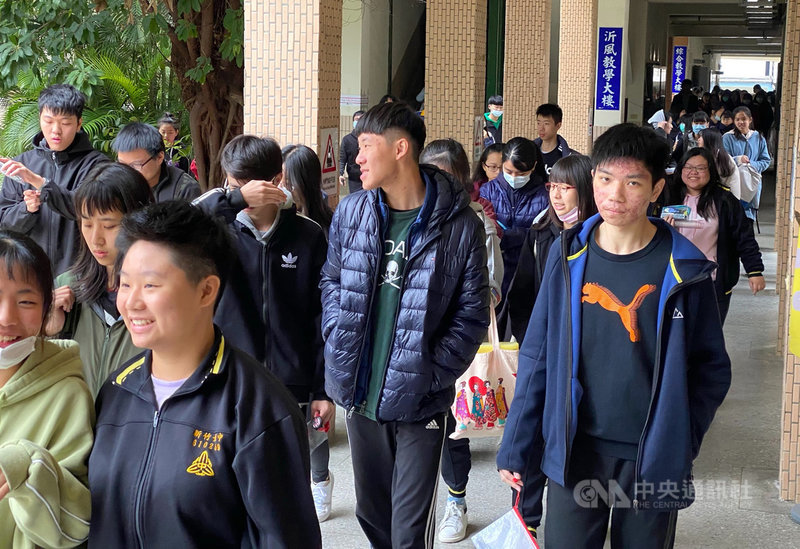 109學年度學科能力測驗18日上午考數學,考生於鐘響交卷後,輕鬆步出考場,討論考題難易度。中央社記者魯鋼駿攝 109年1月18日