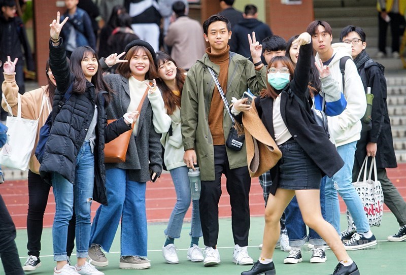 109學年度大學入學學科能力測驗第2天試程結束,大批考生下午走出考場,心情顯得放鬆許多,開心拍照比YA留念。中央社記者王騰毅攝 109年1月18日