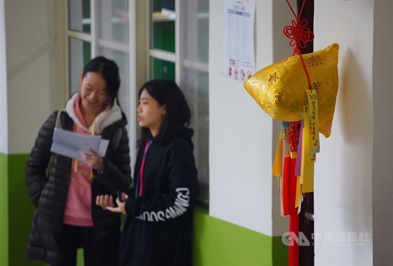 109學年度學科能力測驗18日舉行第2天考試,考科為數學、國語文寫作能力測驗、自然,考生把握時間復習,做考前最後衝刺。中央社記者王騰毅攝 109年1月18日