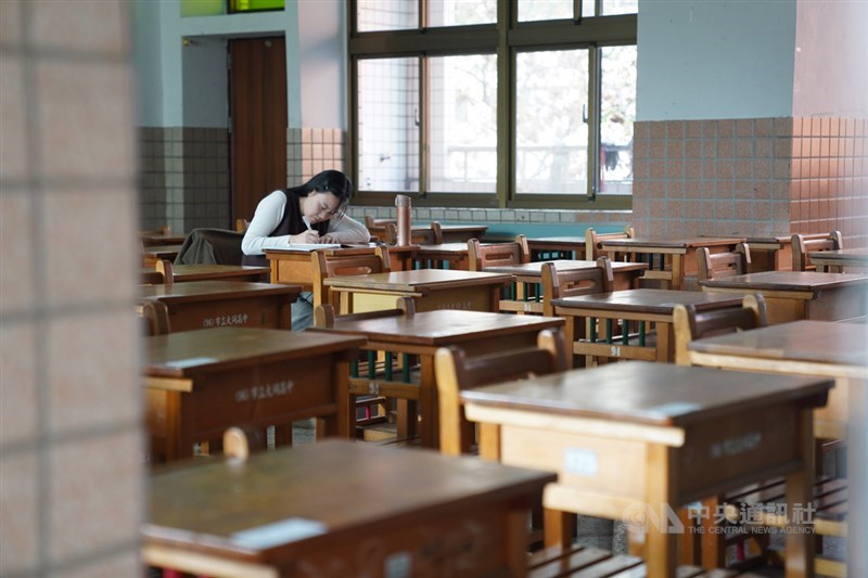 學測18日考完,建中試場傳出同名同姓同教室的2名考生坐錯座位,且由監試人員發現,依學測簡章規定可能被扣分。(示意圖/中央社檔案照片)