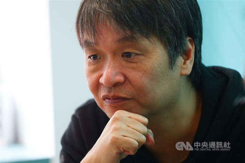 小莊(圖)一開始對於改編文學小說有點抗拒,改編過程做了新的嘗試,也得到新的啟發,完成後的作品他很滿意。中央社記者王騰毅攝 109年1月18日