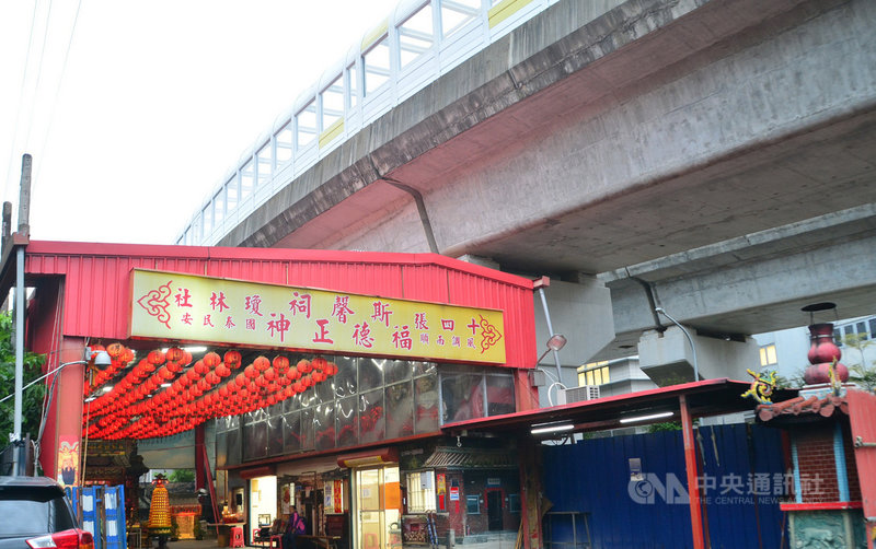 新北市十四張斯馨祠是新店開墾區最古老的土地公廟,因興建捷運環狀線南機廠遭拆除,暫遷到目前捷運高架橋下。中央社記者黃旭昇新北攝 109年1月18日