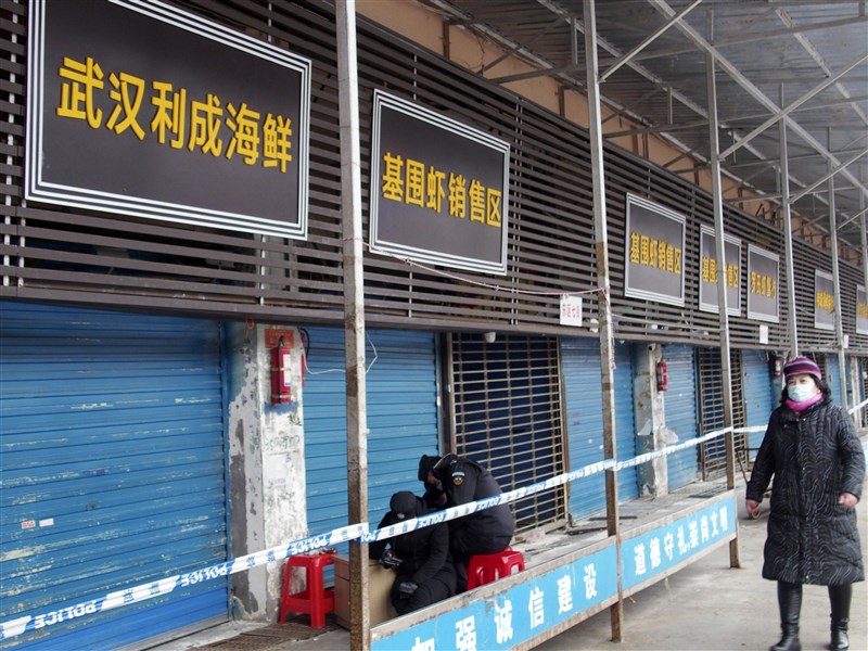 中國武漢爆發新型病毒肺炎疫情,境內確診罹患病例目前有45例,但英國專家估計實際數字可能高達1723例。圖為爆發新型冠狀病毒肺炎的武漢華南海鮮批發市場,17日已關閉。(共同社提供)