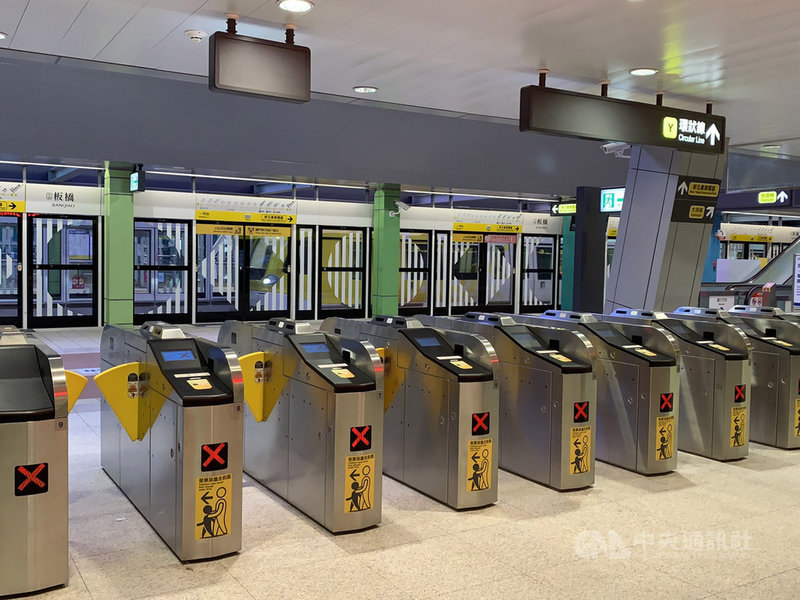 新北捷運環狀線第一階段19日開放免費試乘,新北市政府捷運工程局統計,試乘首日搭乘人數約達5萬5000人次。中央社記者葉臻攝 109年1月19日