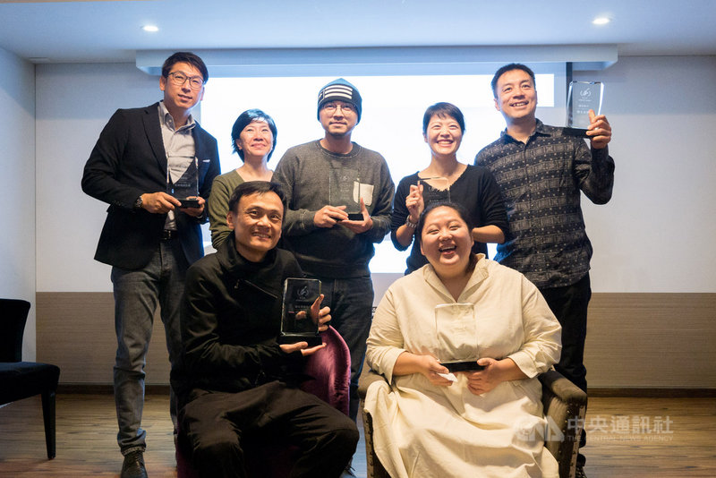 首屆「台灣影評人協會獎」19日在台北舉行頒獎典禮,演員陳以文(前左)、蔡嘉茵(前右)等人出席。中央社記者洪健倫攝 109年1月19日