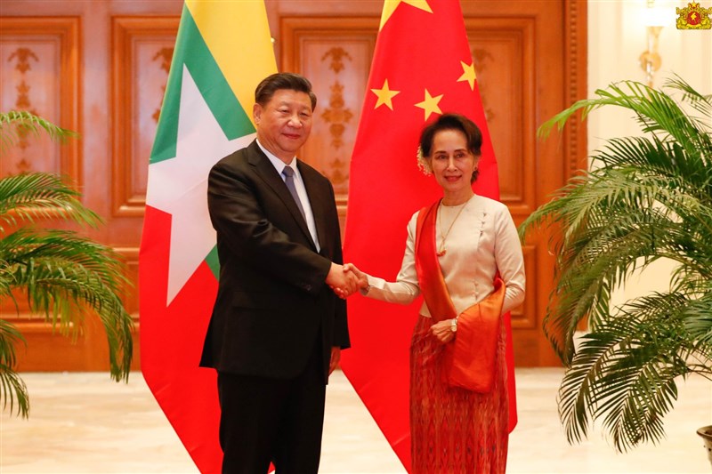 中國國家主席習近平(左)訪緬甸,緬甸國務資政翁山蘇姬(右)的官方臉書帳號卻出現緬甸文自動英譯嚴重不雅錯誤,社群媒體龍頭臉書18日致歉。(圖取自facebook.com/state.counsellor)