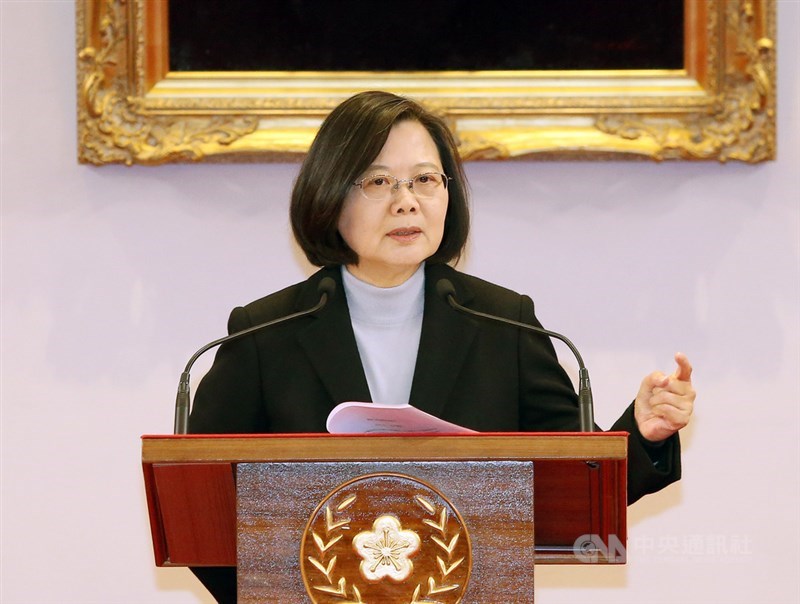 總統蔡英文日前接受BBC訪問時提到「中華民國台灣」,部分媒體指這是改國號。蔡總統20日強調「沒有改國號」,前任總統馬英九談話時,身後的背板也是這樣寫。(中央社檔案照片)