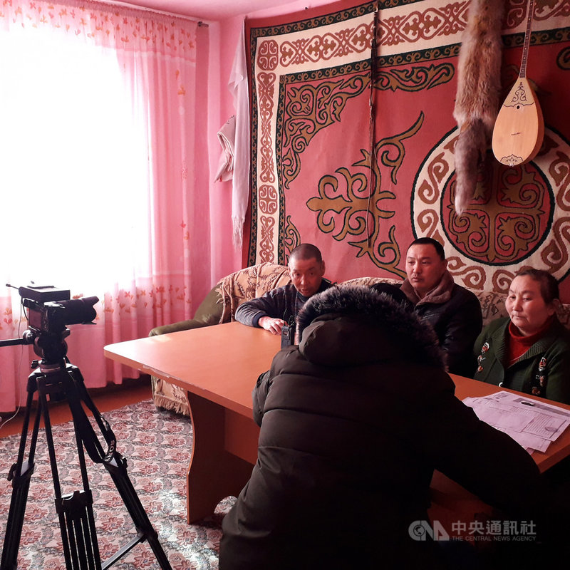 維權組織「阿塔珠爾特志願組織」在哈薩克奔走,蒐集資訊並訪問集中營受害者或家屬,撰寫請願書並聯繫人權團體。圖為流亡記者巴特爾準備採訪受害者的工作照。(巴特爾提供)中央社記者曾婷瑄巴黎傳真 109年1月20日