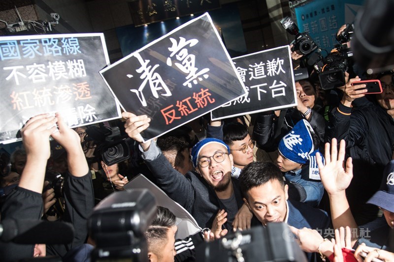 部分國民黨中常委建議暫緩中常委選舉,國民黨中央20日表達贊同。圖為國民黨15日召開中常會討論總統大選後黨主席請辭一案,數名青年黨員在中央黨部大廳高舉「清黨 反紅統」看板抗議,與黨工、保全發生衝突。中央社記者林俊耀攝 109年1月15日