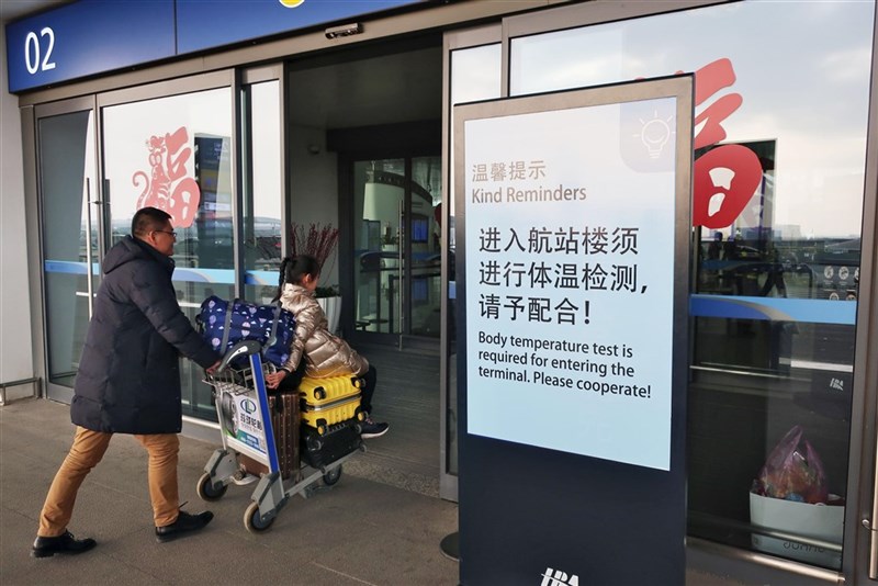 武漢不明肺炎病毒疫情毫無減緩跡象,中國衛生單位21日表示,武漢通報第4起死亡病例,死者是89歲男性,13日出現癥狀,5天後因呼吸困難送醫治療,並於19日喪生。圖為武漢國際機場看板提醒旅客配合體溫檢測。(檔案照片/共同社提供)