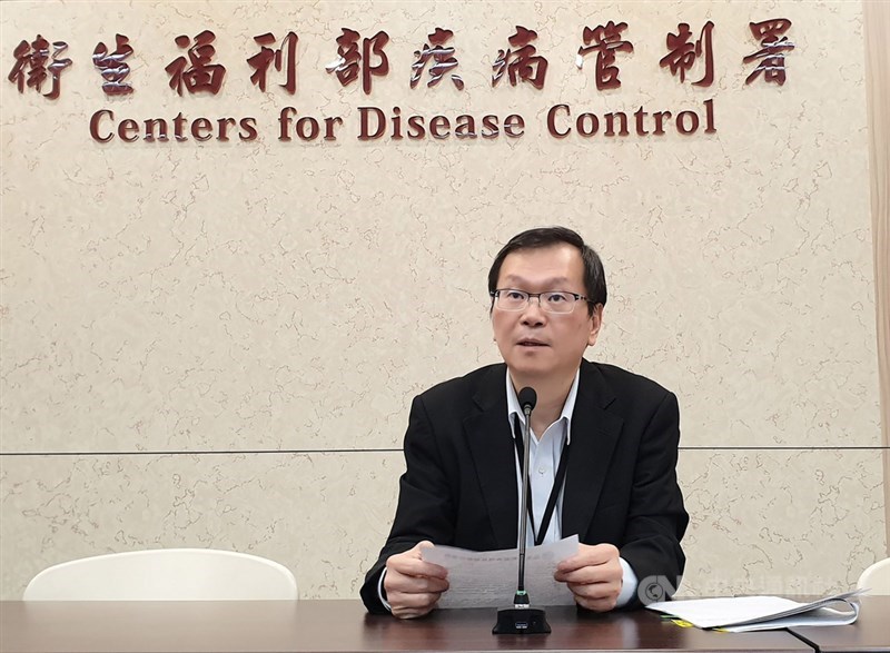 衛福部疾管署副署長莊人祥(圖)21日表示,針對所有入境台灣旅客,不管任何國籍,14天內有中國旅遊史,且客觀評估為肺炎,在國門就會後送;入境後也是不論國籍依法隔離,跟其他國家做法一致。(中央社檔案照片)
