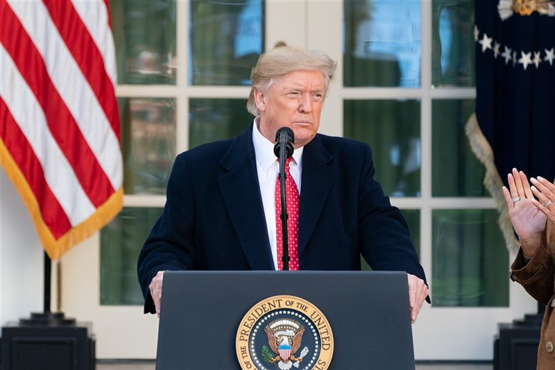 美國聯邦參議院針對總統川普（圖）的歷史性彈劾審理21日在火花四射的交鋒中正式展開。（圖取自facebook.com/WhiteHouse）