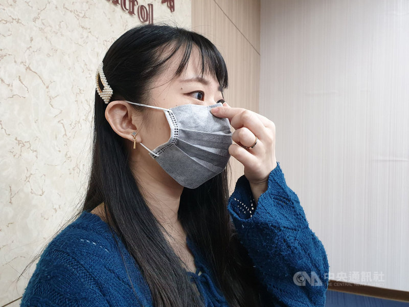 中央流行疫情指揮中心22日宣布,目前口罩數量充足,且疾管署定時釋出,民眾不須恐慌搶購。中央社記者陳偉婷攝 109年1月22日