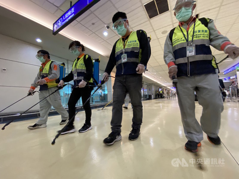 桃園國際機場公司22日在第二航廈進行防疫消毒工作，工作人員透過超微粒噴霧機，將稀釋的藥劑噴灑在固定、移動空橋、候機室入境區，施行消毒作業。中央社記者邱俊欽桃園機場攝　109年1月22日