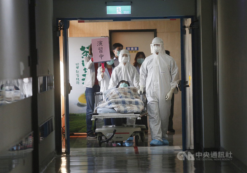 武漢肺炎疫情擴散,台灣出現首例確診病例。高雄醫學大學附設中和紀念醫院22日啟動應變疫情演練,規劃後送負壓病房動線。中央社記者董俊志攝 109年1月22日