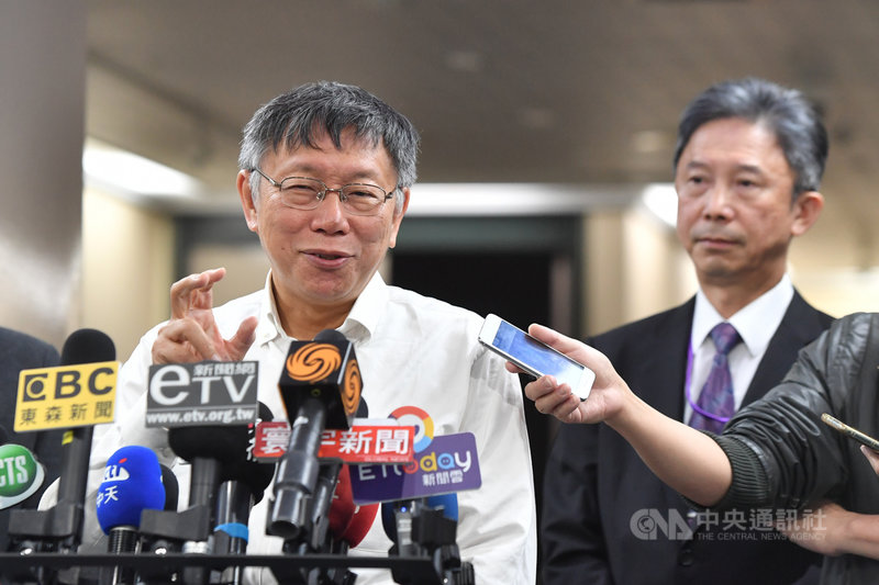 台北市長柯文哲（左）出訪歐洲22日返台後，在北市府受訪表示，已協調台北市12家醫院在春節期間開設類流感特別門診，並將發燒與未發燒患者分流。中央社記者林俊耀攝　109年1月22日