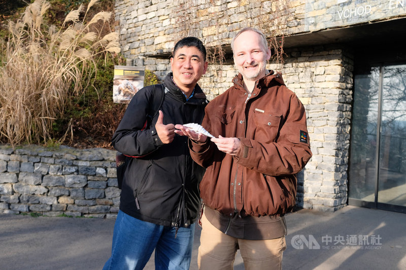 台北市立動物園園長金仕謙(左)與在布拉格動物園工作了22年的保育員布蘭德爾(右)相見歡,未來他將負責穿山甲的飼育工作。中央社記者林育立布拉格攝 109年1月22日