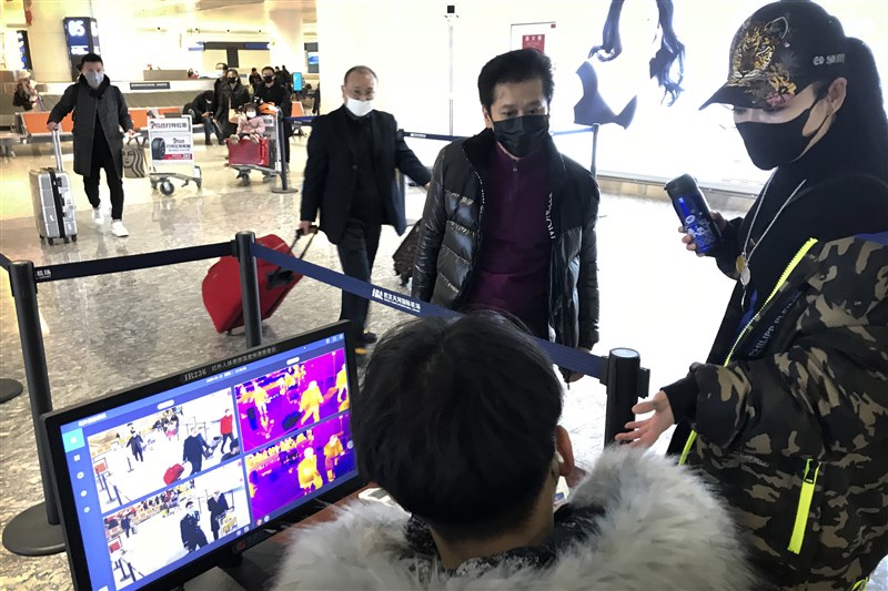 美國疾病管制暨預防中心21日確認,發現第一起2019新型冠狀病毒肺炎病例。這起病例是在華盛頓州西雅圖發現,患者曾前往中國武漢。圖為武漢天河國際機場進行檢疫。(美聯社)
