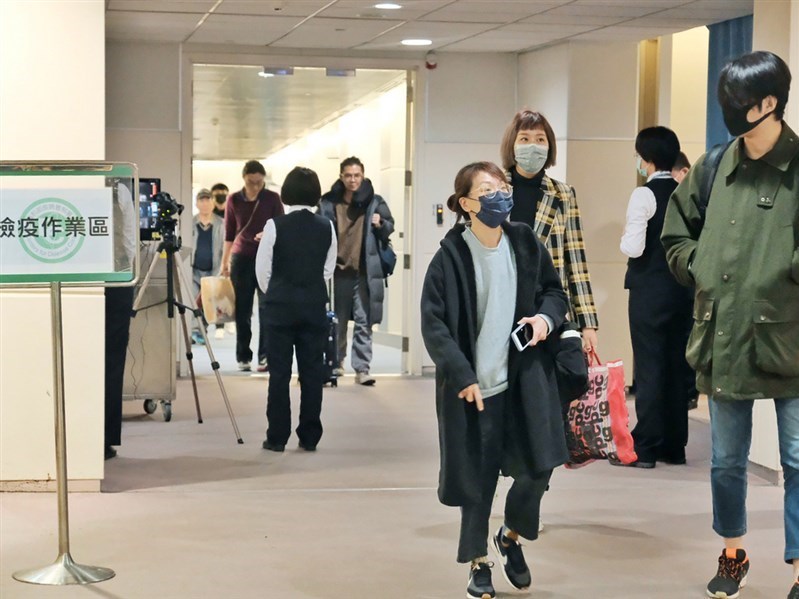 財政部關務署表示,旅客隨身攜帶數量合理的自用口罩出境沒問題;至於合理數量,海關則有共識,春節期間以每人勿攜帶超過5盒口罩為參考標準。圖為疾管署在空橋門口增設簡單檢疫站,針對武漢直飛台灣班機登機檢疫。(中央社檔案照片)