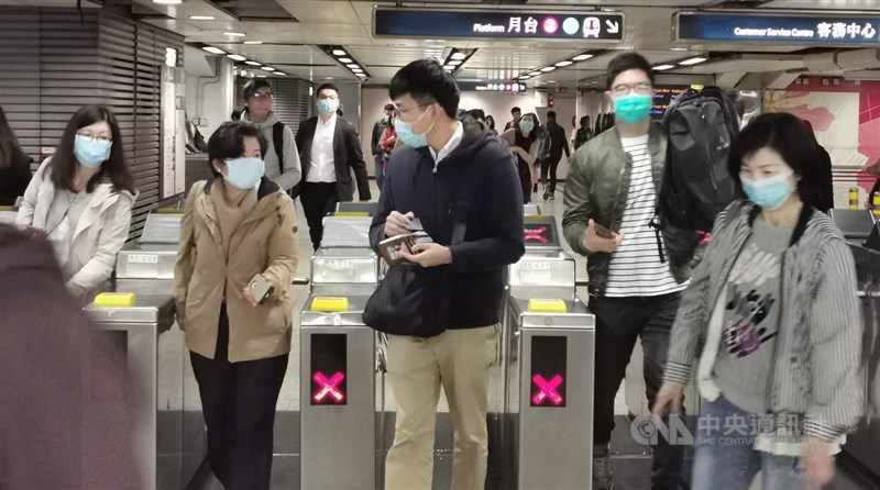 香港衛生署早前公布了兩宗武漢新型冠狀病毒高度懷疑個案,官方香港電台報導,衛生署最終確診同為新型冠狀病毒。圖為近日許多港人開始戴上口罩,以作防範。中央社記者張謙香港攝 109年1月22日